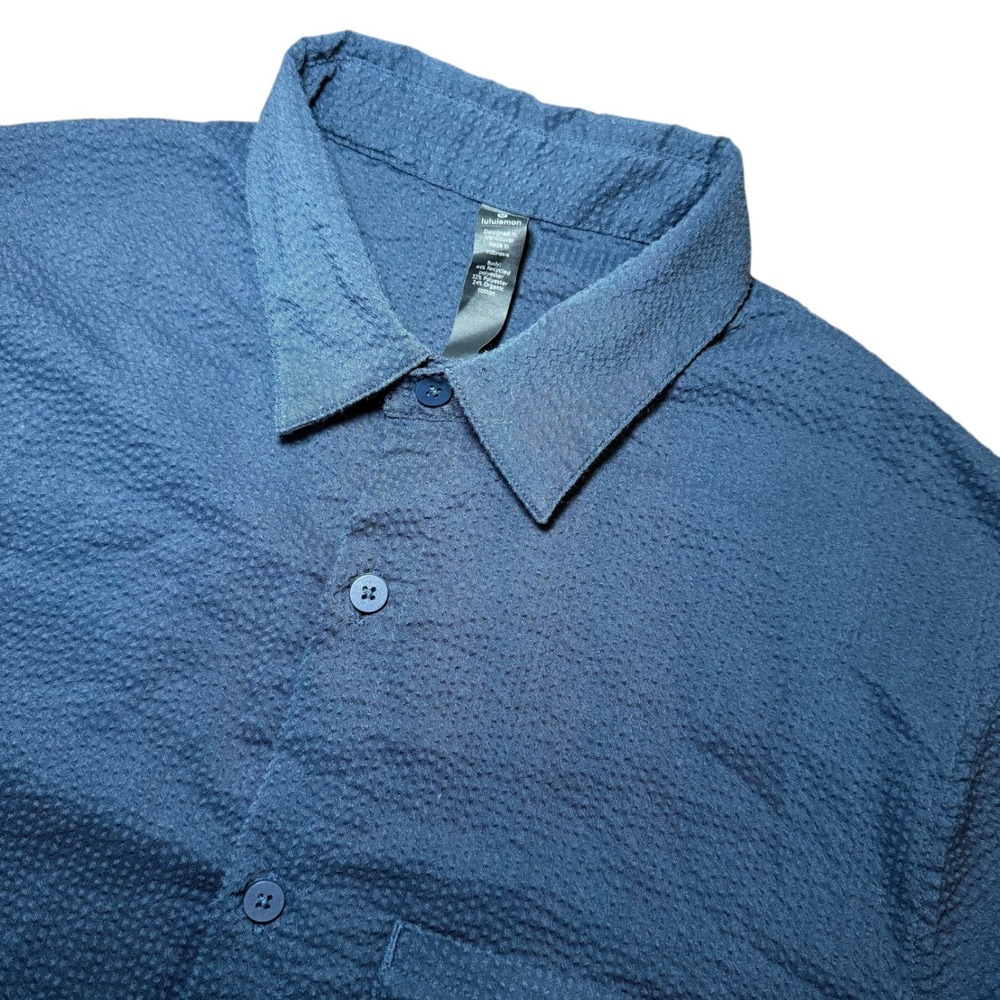 Lululemon Mens Short Sleeve Button Down Seersucker Shirt Navy Blue Small